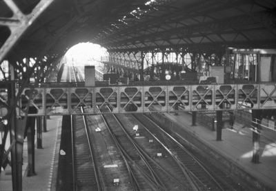 830503 Gezicht op de sporen onder de perronoverkapping van het Centraal Station (Stationsplein) te Utrecht, met op de ...